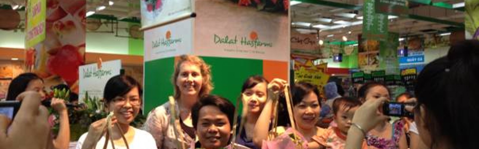 Dalat Hasfarm organized flower workshop at supermarket channels