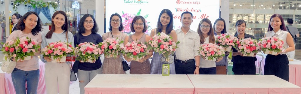 Dalat Hasfarm hướng dẫn cắm hoa tại Takashimaya