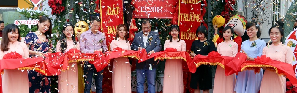 Dalat Hasfarm opens its 15th flower shop in Go Vap district