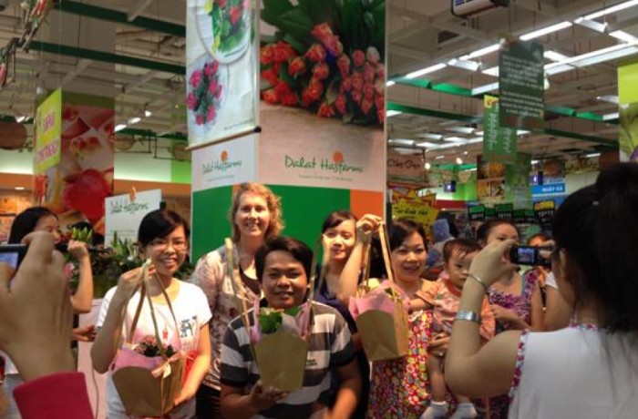 Dalat Hasfarm organized flower workshop at supermarket channels
