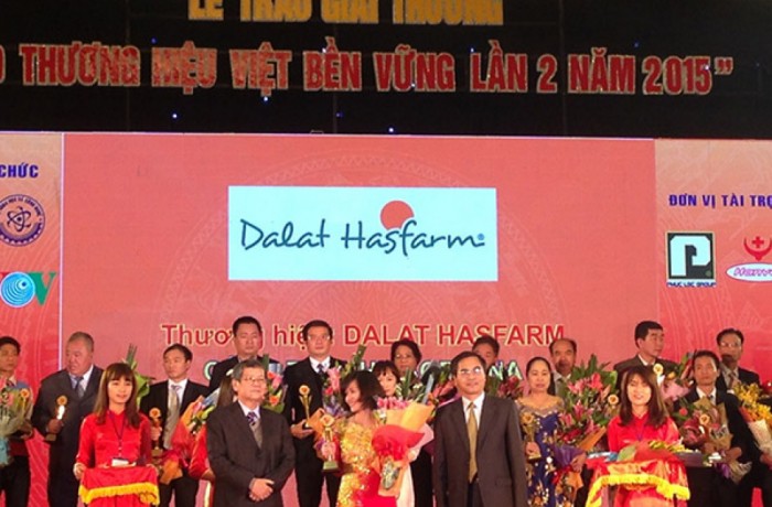 Dalat Hasfarm honored with the 2015 “100 sustainable brands in Vietnam