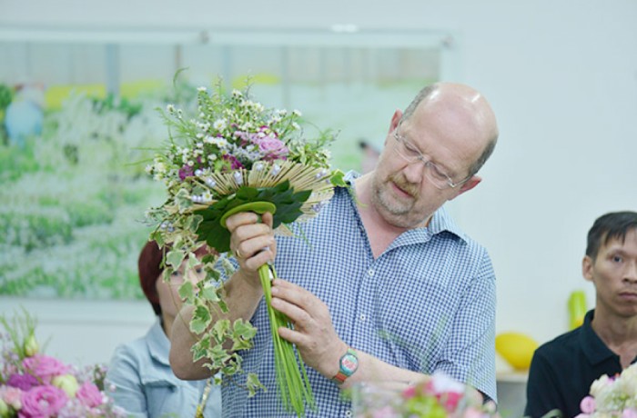 Dalat Hasfarm mời nghệ nhân cắm hoa nổi tiếng thế giới về đào tạo nâng cao tay nghề cho nhân viên.