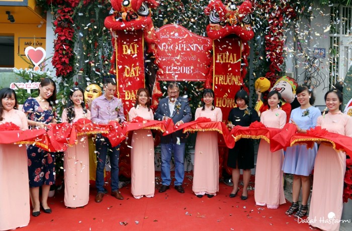 Dalat Hasfarm opens its 15th flower shop in Go Vap district